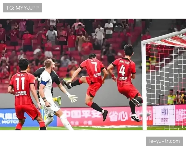 中超激战：关键比赛揭晓争冠悬念，豪门球队持续提升争夺实力