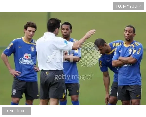 马塞洛与阿尔维斯后防推进偏向分散趋势 马塞洛与阿尔维斯后防推进偏向分散趋势