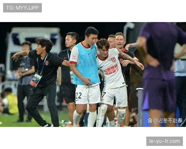 地摊前看到韦世豪低头点餐，脖子上的金链亮得刺眼